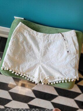 EUC! | Willow & Clay Eyelet Shorts w/Pom-Pom Trim | White | Size Large